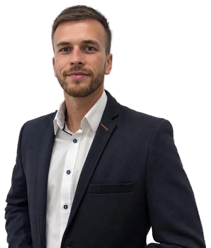 Mészáros Gábor portréja, sötétkék zakóban és fehér ingben